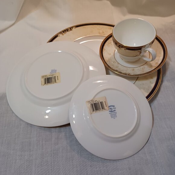 WEDGWOOD England CORNUCOPIA 1995 Bone China (Five) 5 PC Place Setting Blue Mark - Picture 8 of 11